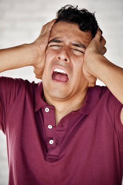 Endişeli yakışıklı kişi