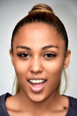 Farklı kız gülümseyerek