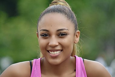 Sporcu kız gülümseyerek