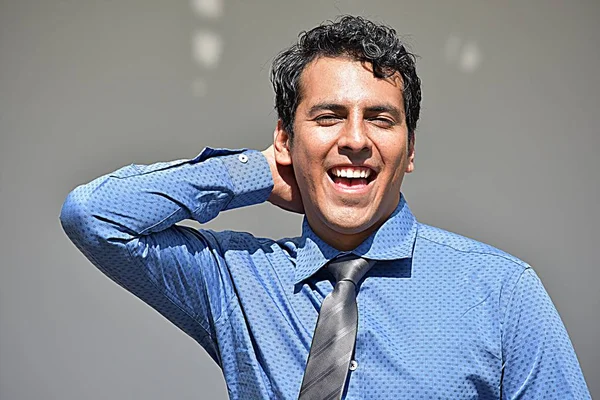 Empresário adulto feliz vestindo gravata — Fotografia de Stock