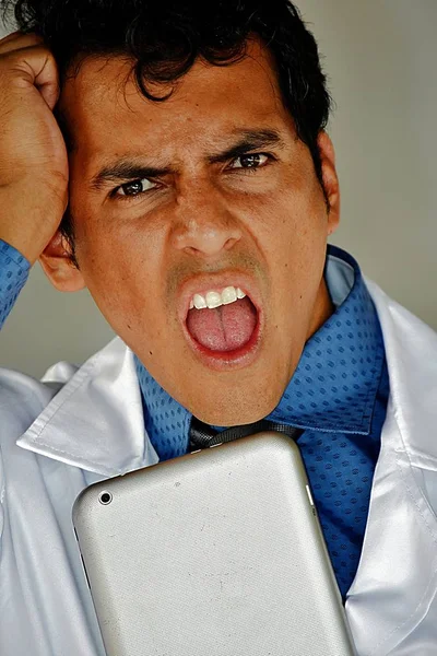 Docteur masculin adulte avec tablette et stress — Photo