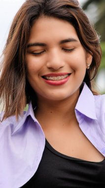 Utangaç çekici kişi