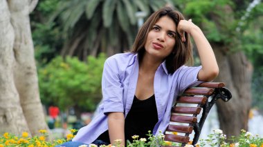 Tezgah üzerinde kişi merak oturan