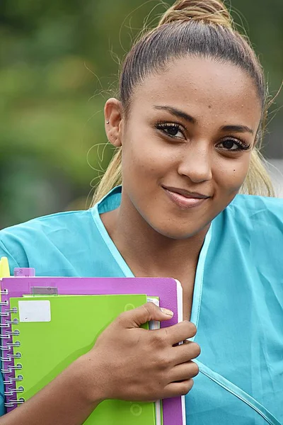 Счастливая латиноамериканская студентка-медсестра — стоковое фото