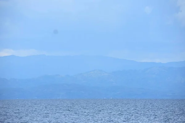 Horizonte de agua del océano y cielo nublado — Foto de Stock