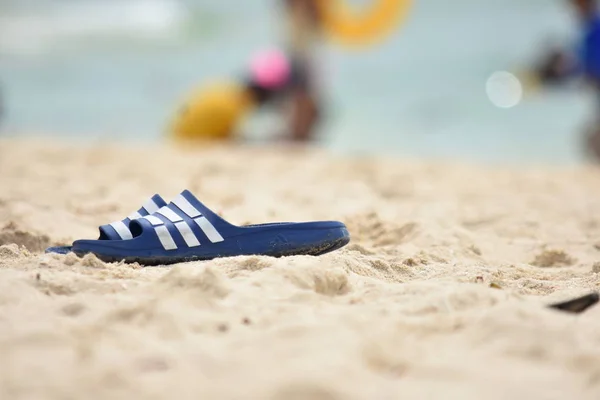 Sandaal Op Zandstrand In de zomer — Stockfoto