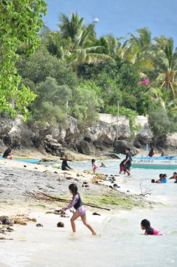 Tropik Okyanus Plajındaki İnsanlar