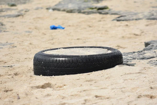 沙滩上的橡胶轮胎 — 图库照片
