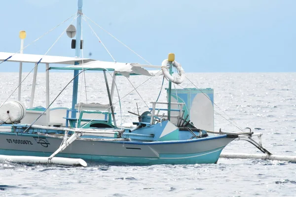 Een boot drijvend in Ocean Water — Stockfoto