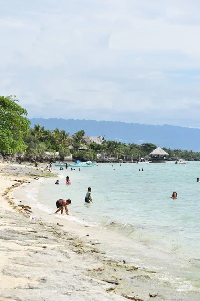 Människor vadar i vatten vid Tropical Beach — Stockfoto