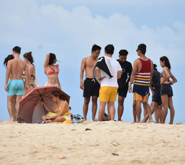 En annorlunda asiatisk vänner vid stranden — Stockfoto