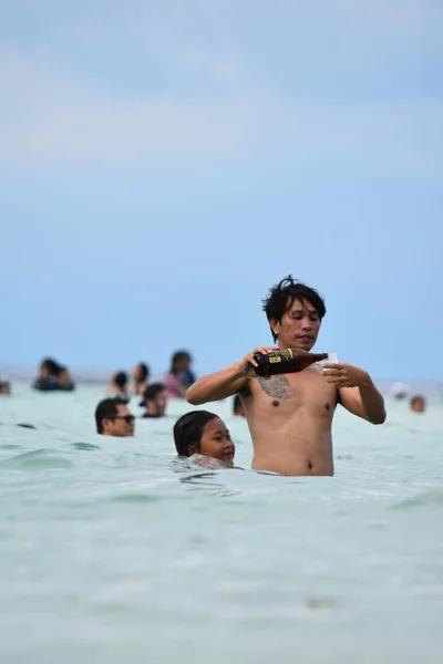 亚洲男子夏季在海滩饮酒 — 图库照片