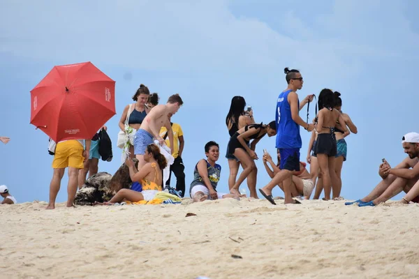 Sokszínű ázsiai emberek a strandon nyáron — Stock Fotó