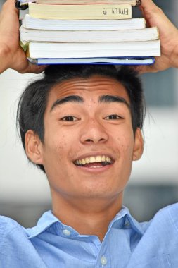 Üniversite Erkek Öğrencisi Not Defterleriyle Gülümsüyor