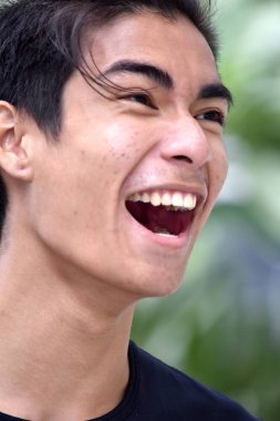 Genç Azınlık Erkeği ve Mutluluğu