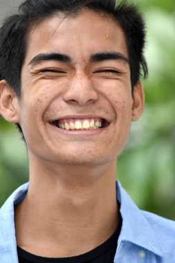 Mutlu bir Asya kişi