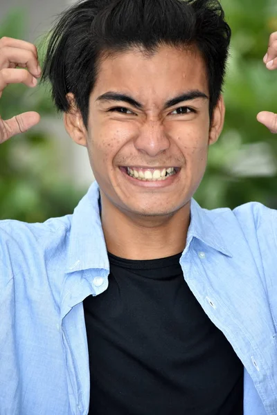 Egy őrült filippínó felnőtt férfi — Stock Fotó