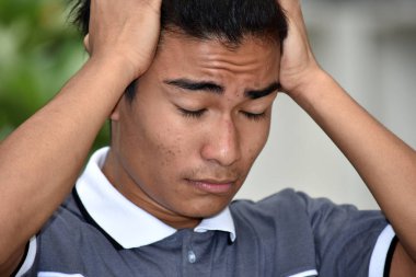 Endişeli bir farklı kişi