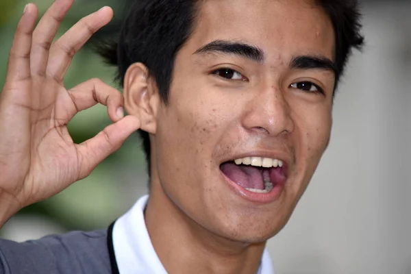 Jovem asiático pessoa e ok sinal — Fotografia de Stock