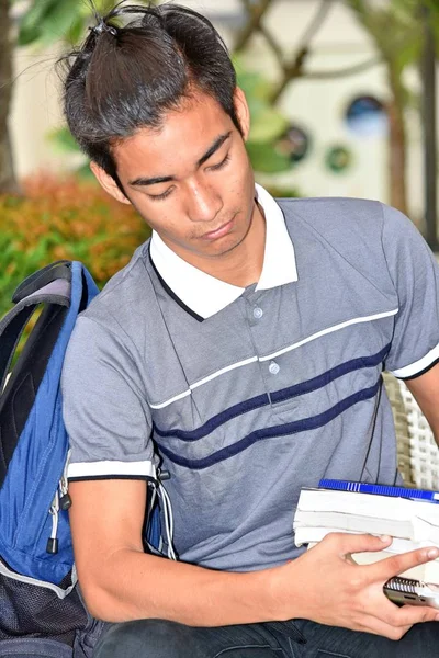 Unbeweglicher Universitätsmensch mit Notizbüchern — Stockfoto