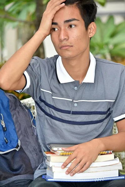 Un anxieux jeune asiatique garçon étudiant — Photo