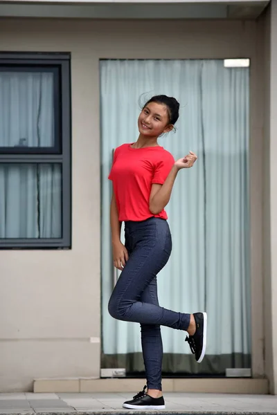 Una joven filipina divirtiéndose de pie — Foto de Stock