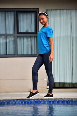 Mutlu Kız Gençliği Dairenin yanında