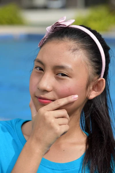 Consideravelmente diverso adolescente menina tomada de decisão — Fotografia de Stock