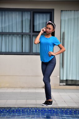 Apartman dairesinde karar veren genç kız.