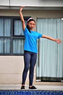 Güzel azınlık kızı apartman dairesinde poz veriyor