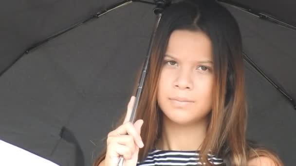 Egy tini lány kezében egy esernyő — Stock videók