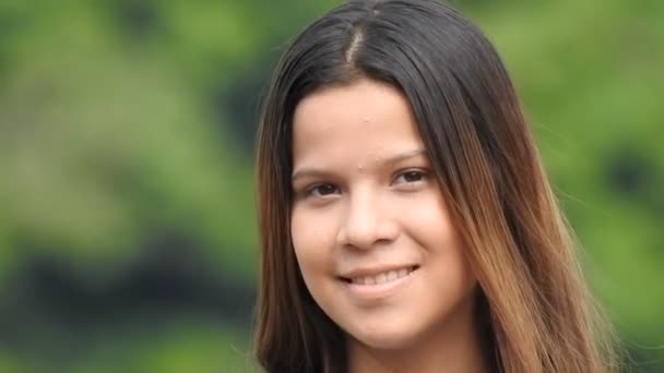 Una sonriente feliz adolescente latina chica — Vídeos de Stock