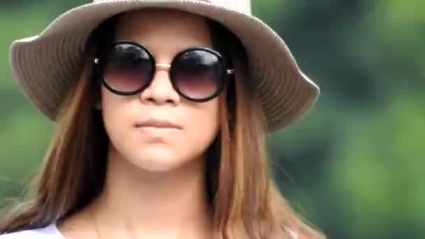 Adolescente chica usando sombrero y gafas de sol — Vídeos de Stock