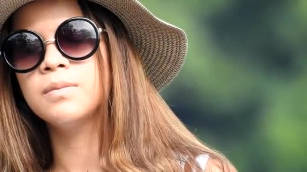 Adolescente chica con gafas de sol y sombrero — Vídeos de Stock