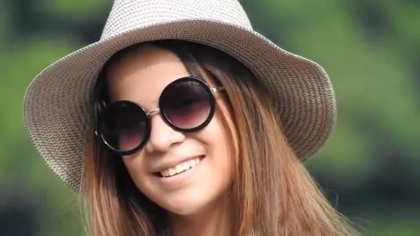 Щаслива дівчина підліток капелюх і сонцезахисні окуляри — стокове відео