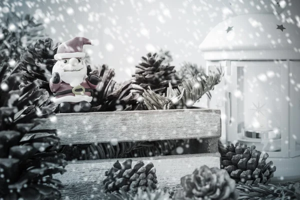 Decoração de Natal de Papai Noel e cones de pinho — Fotografia de Stock