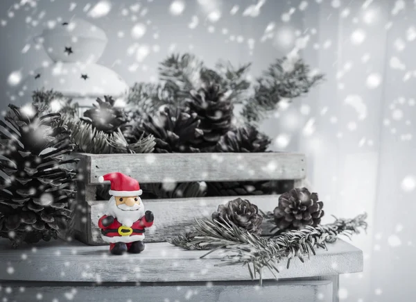 Jule dekoration af santa claus og kogler - Stock-foto