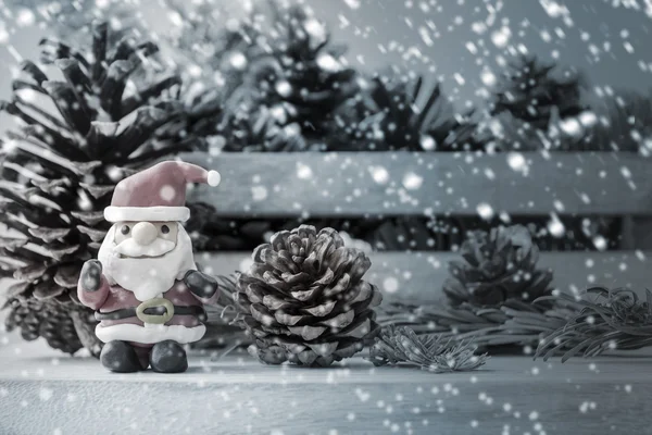 Decoração de Natal de Papai Noel e cones de pinho — Fotografia de Stock