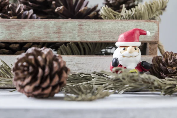 Рождественское украшение Санта-Клауса и сосновых шишек — стоковое фото