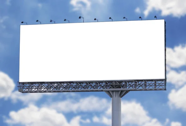 푸른 하늘이 있는 백지 광고판 — 스톡 사진