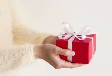 Kırmızı holding genç kadın eller hediye kutusu 