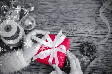 Eller kadın kırmızı hediye kutusu Beyaz kurdele ile kaydırma