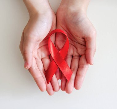 Kırmızı kurdele eller için dünya üzerinde gün AIDS