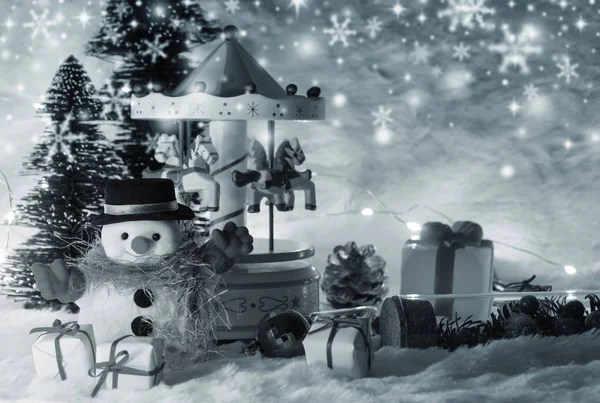 Decoración navideña de muñeco de nieve y caballo carrusel —  Fotos de Stock