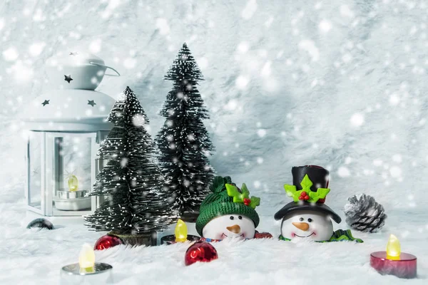 Decoração de Natal de casal boneco de neve e pinho — Fotografia de Stock