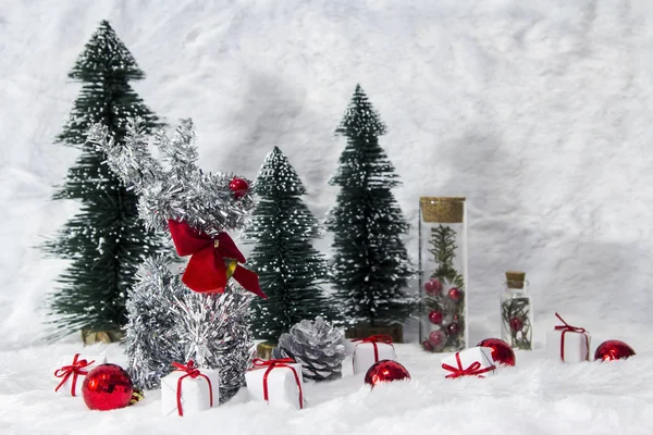 Ren geyiği ve çam ağacı Noel dekorasyon — Stok fotoğraf