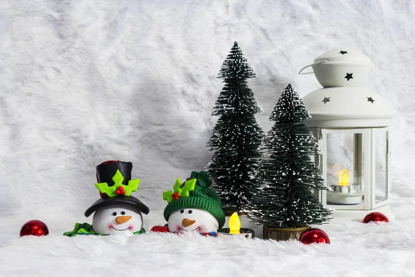 Decoración navideña de pareja muñeco de nieve y pino —  Fotos de Stock