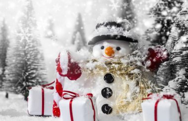 Kardan adam kar çam ormanı içinde