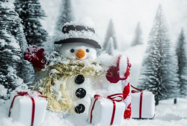 Kardan adam kar çam ormanı içinde