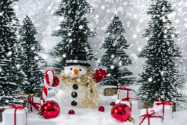 Muñeco de nieve en el bosque de pinos con nieve para Navidad —  Fotos de Stock